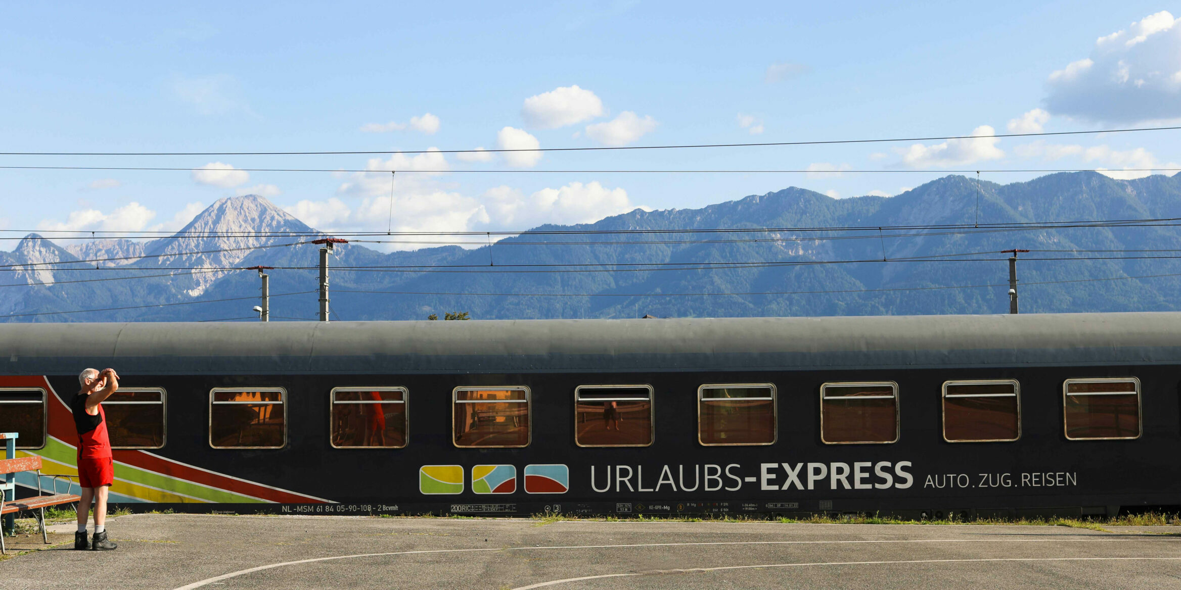 Urlaubs-Express-01697 Urlaubs-Express-01697 Copyright Eduard Bopp Sportfotografie mail@fotobopp.de Dach Photoshop Villach Zug branding Sommer